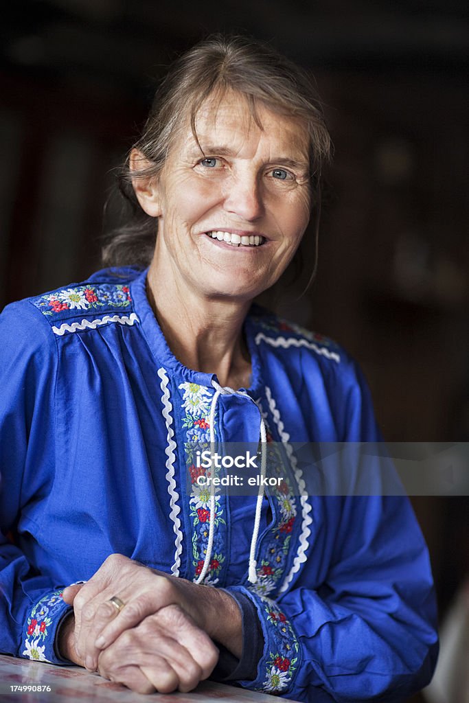 Smilling Femme âgée suisse traditionnel raffiné. - Photo de Agriculteur libre de droits