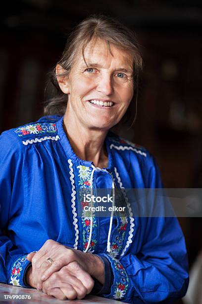 Photo libre de droit de Smilling Femme Âgée Suisse Traditionnel Raffiné banque d'images et plus d'images libres de droit de Agriculteur - Agriculteur, Suisse, Bleu