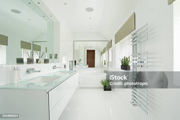 Hermoso Baño Blanco Foto de stock y más banco de imágenes de Baño - Baño, Edificio residencial, Interior