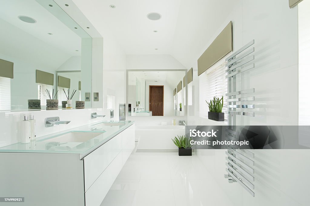 Lindo banheiro branco - Foto de stock de Banheiro - Estrutura construída royalty-free