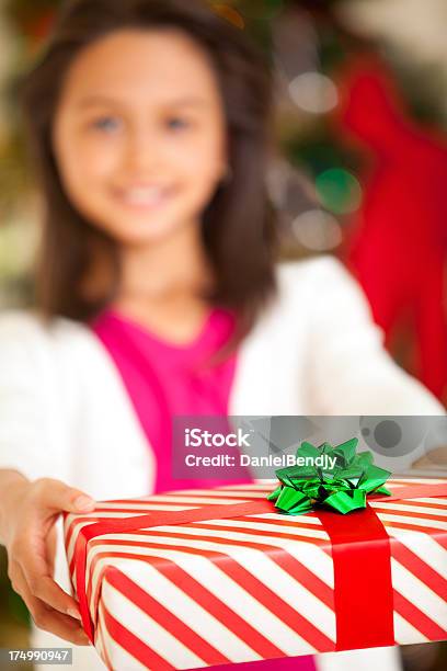 Young Hispanic Frau Holding Christmas Gift Box Stockfoto und mehr Bilder von 12-13 Jahre - 12-13 Jahre, Baum, Bunt - Farbton