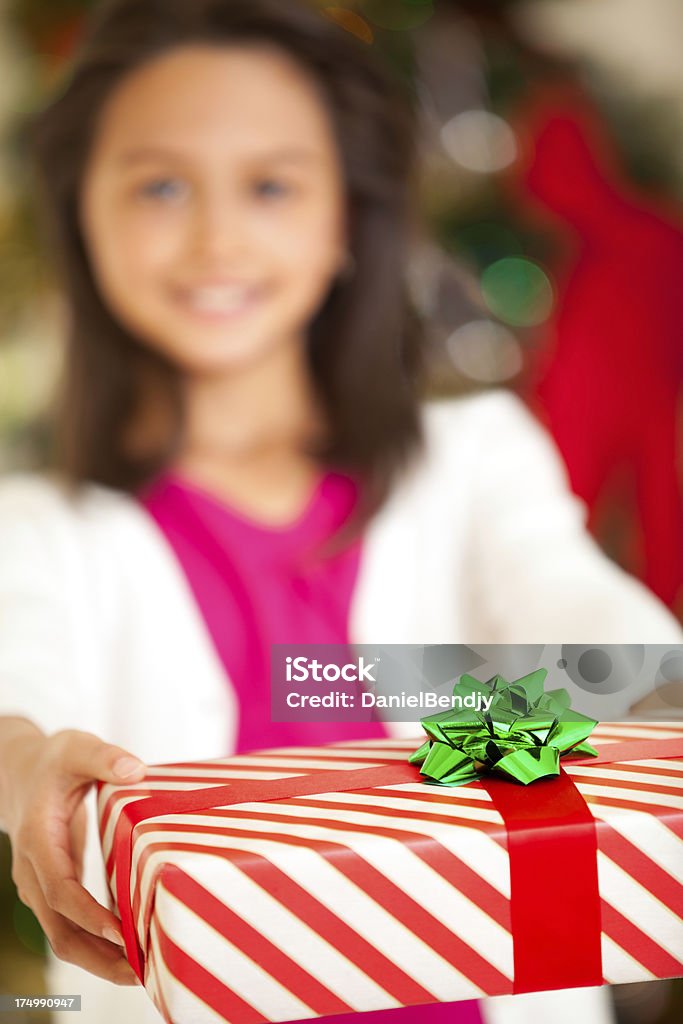 Giovane ispanica ragazza con scatola regalo di Natale - Foto stock royalty-free di 12-13 anni