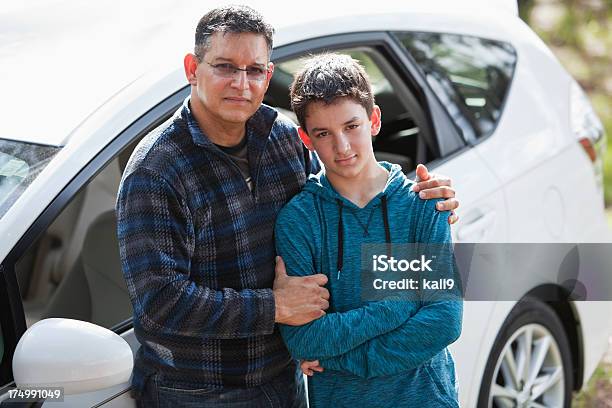 Hiszpan Ojciec I Syn Stojąc Na Zewnątrz Samochodu - zdjęcia stockowe i więcej obrazów Rodzina - Rodzina, Samochód, Przed