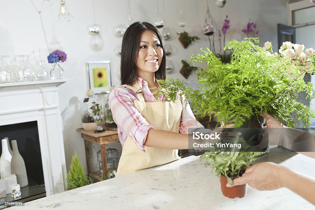 Florista comercial tienda propietario servicio de cliente Hz - Foto de stock de Cultura del este de Asia libre de derechos