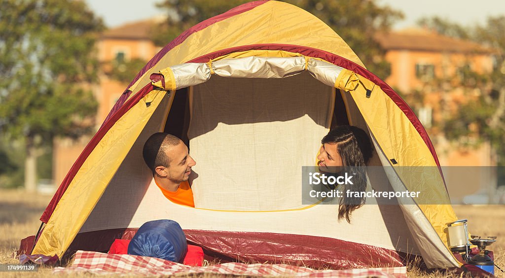 Amigos disfrutando de vacaciones en el campamento de verano - Foto de stock de 20 a 29 años libre de derechos