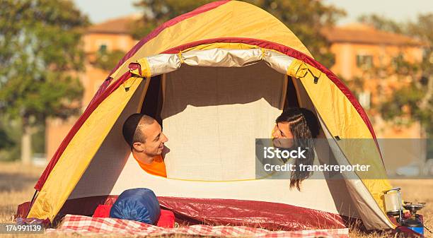 Amigos Disfrutando De Vacaciones En El Campamento De Verano Foto de stock y más banco de imágenes de 20 a 29 años