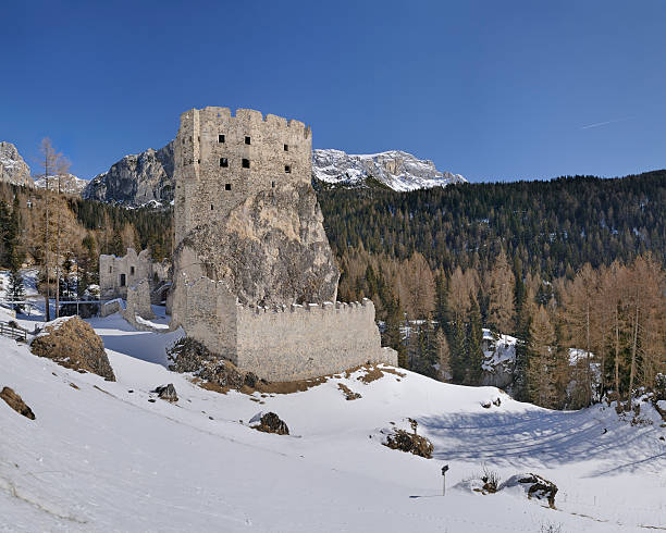 castelo andraz (montanhas dolomitas-itália) - beauty in nature belluno clear sky color image imagens e fotografias de stock