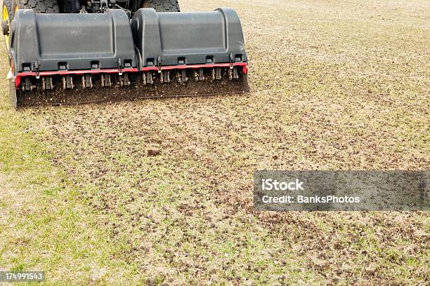 Lawn O Arejamento Com Trator Rebocadas Plug Aeradorstencils - Fotografias de stock e mais imagens de Aerador