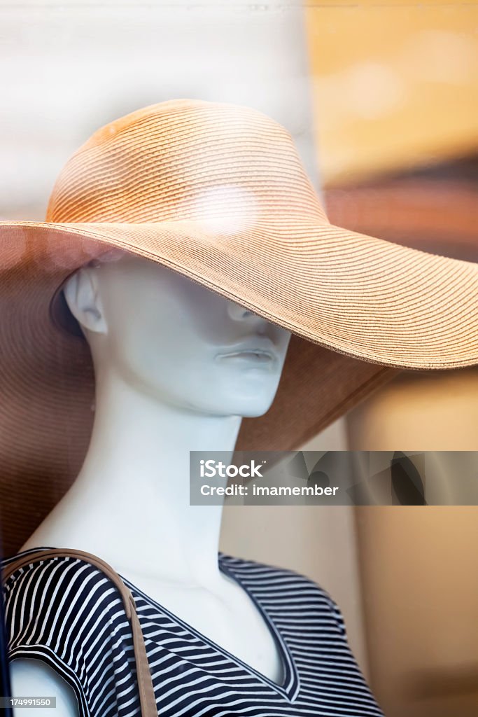 Mujer con sombrero de paja s mannequin - Foto de stock de Anuncio libre de derechos