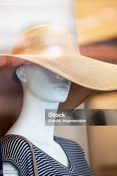 Mujer Con Sombrero De Paja S Mannequin Foto de stock y más banco de imágenes de Anuncio - Anuncio, Belleza, Blanco - Color