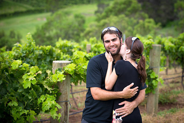 szczęśliwy i kochać para całować w winnicy - vineyard hunter valley australia vine zdjęcia i obrazy z banku zdjęć