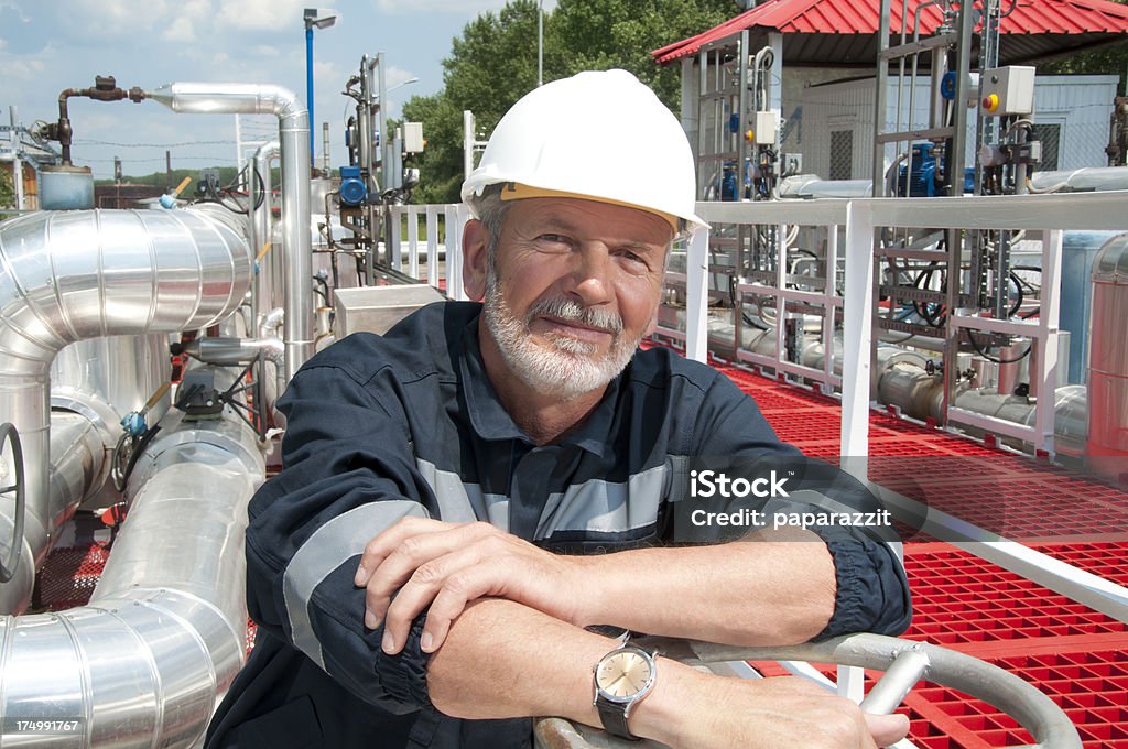 Инженер с видом на нефть рабочий - Стоковые фото Нефтяник роялти-фри