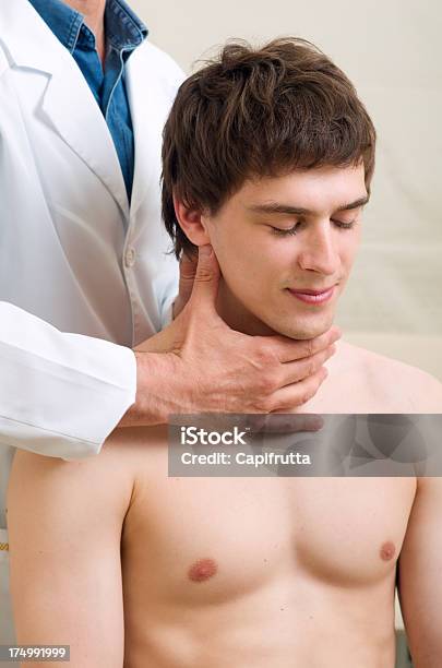 Vértebra Médico Testes Pescoço Do Doente - Fotografias de stock e mais imagens de Adulto - Adulto, Amimar, Cena de tranquilidade