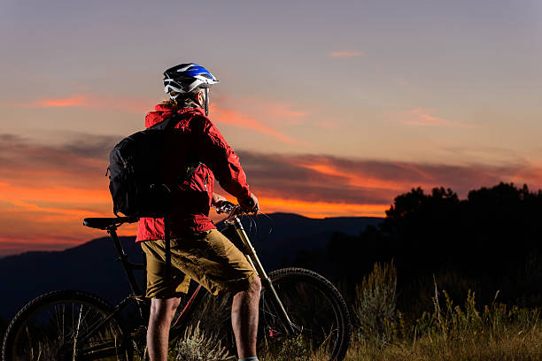 ciclismo de montaña singletrack en bosque de aspen - usa action adventure aspen tree fotografías e imágenes de stock