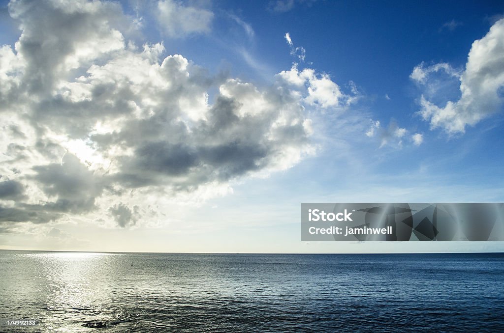 Espectacular puesta de sol en el cielo azul y nubes al mar - Foto de stock de Agua libre de derechos