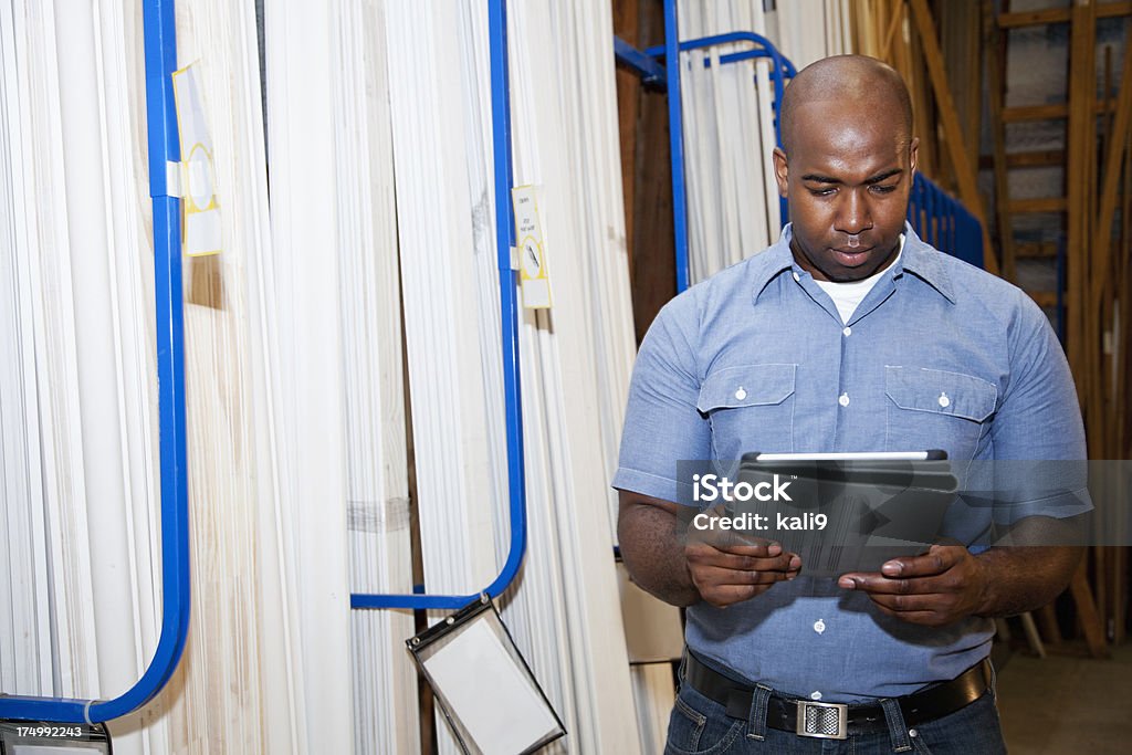 Afro americano uomo nel Negozio di ferramenta - Foto stock royalty-free di Assistente alle vendite