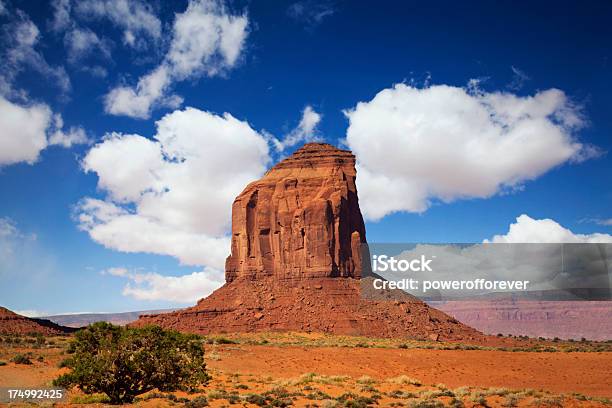 Foto de Gray Gatinho Butte Monument Valley e mais fotos de stock de Arenito - Arenito, Arenito Navajo, Arizona