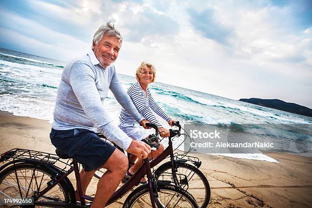 Aktive Senior Stockfoto und mehr Bilder von Fahrrad - Fahrrad, Paar - Partnerschaft, Älteres Paar