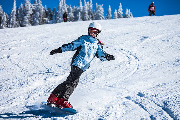 adolescente snowboarding on sunny winter día - snowboarding snowboard women teenager fotografías e imágenes de stock