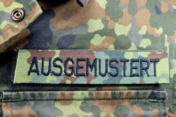 немецкая камуфляжная форменная куртка с заплатками ausgemustert - lifer стоковые фото и изображения