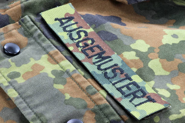 chaqueta de uniforme de camuflaje alemán con parches ausgemustert - lifer fotografías e imágenes de stock