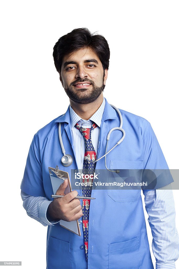 Seria. Szczęśliwy Asian Indian mężczyzna Lekarz na białym tle - Zbiór zdjęć royalty-free (20-29 lat)