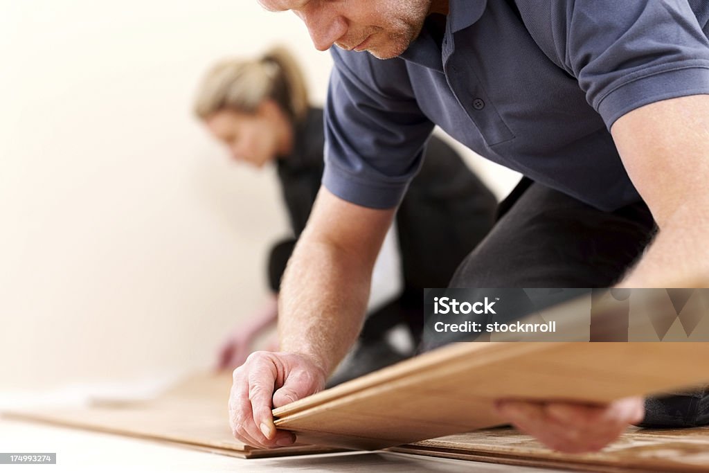Trabalhadores de construção instalar novo piso de madeira - Royalty-free Instalar Foto de stock
