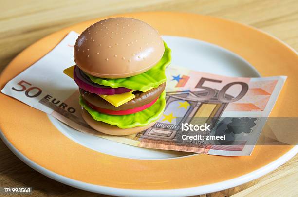 Il Costo Del Cibo - Fotografie stock e altre immagini di Hamburger di manzo - Hamburger di manzo, Valuta, Alimentazione non salutare