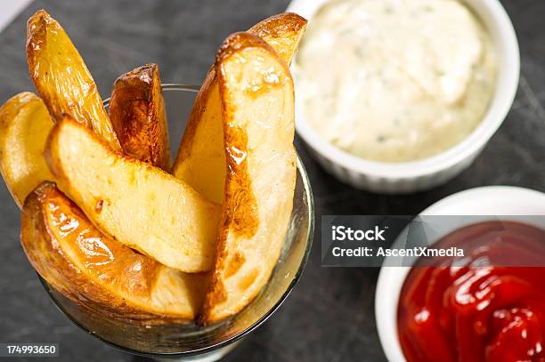 Cuña De Papas Foto de stock y más banco de imágenes de Aperitivo - Plato de comida - Aperitivo - Plato de comida, Arpillera, Asado - Alimento cocinado