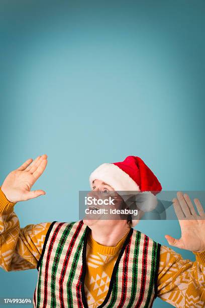 Entusiasta Uomo Indossando Santa Cappello E Pronta Per Il Party - Fotografie stock e altre immagini di 30-34 anni