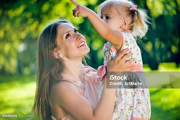 Giovane Madre Con La Figlia Nel Parco - Fotografie stock e altre immagini di 12-17 mesi - 12-17 mesi, Accudire, Adulto