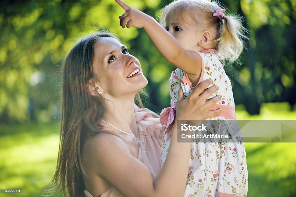 Młoda matka z córką w parku - Zbiór zdjęć royalty-free (12-17 miesięcy)
