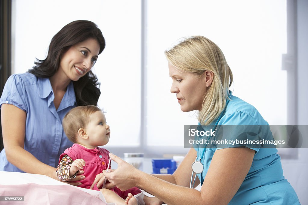 Médico de Cirurgia com bebê Menina injecção - Royalty-free Bebés Meninas Foto de stock