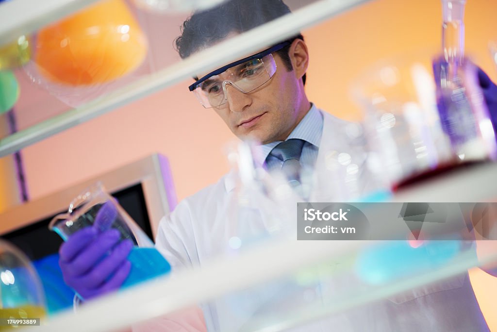 Lavorando in laboratorio - Foto stock royalty-free di Adulto