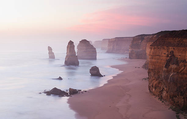 12 使徒の夕暮れ - australia melbourne landscape twelve apostles ストックフォトと画像