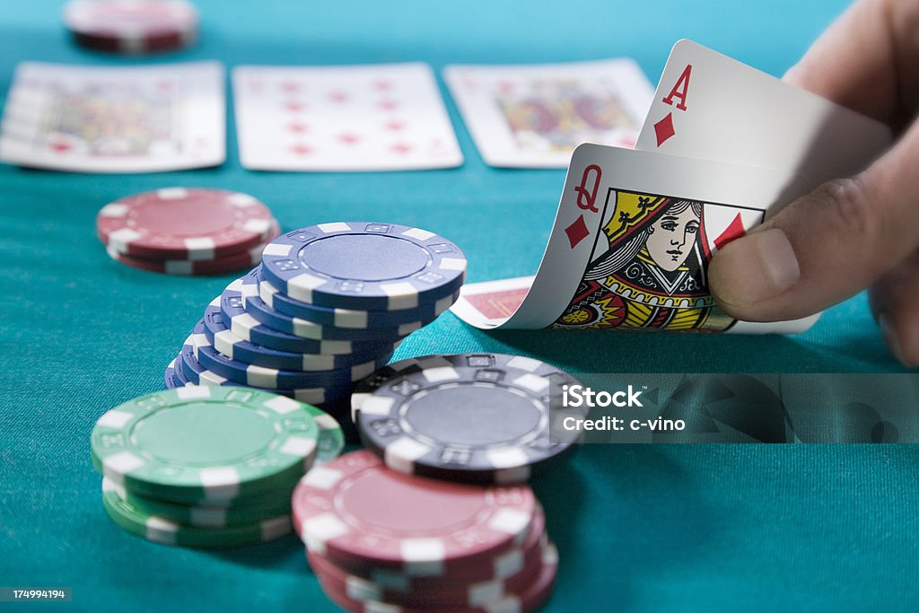 texas Poker card e chip gambing holdem - Foto stock royalty-free di Arte, Cultura e Spettacolo