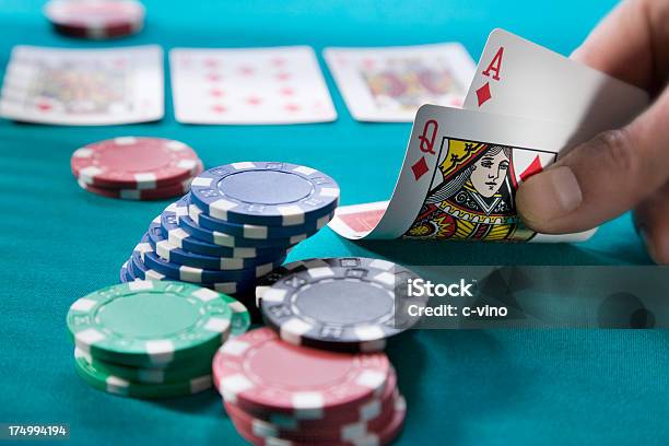 Texas Poker Card E Chip Gambing Holdem - Fotografie stock e altre immagini di Arte, Cultura e Spettacolo - Arte, Cultura e Spettacolo, Asso, Asso di Quadri