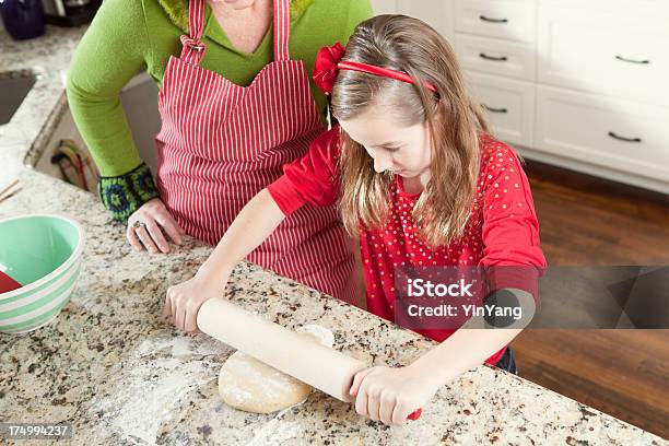 Madre Figlia Rolling Impasto In Cucina Hz - Fotografie stock e altre immagini di 8-9 anni - 8-9 anni, Abbigliamento casual, Adulto