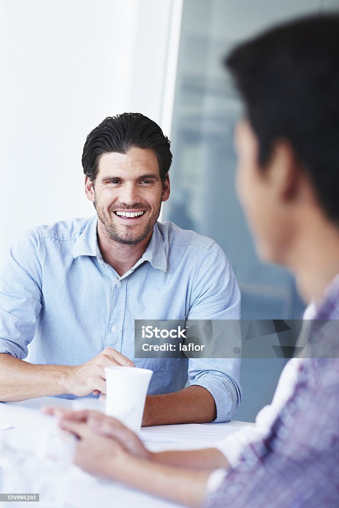 Compartilhando uma piada de um caso grave de reunião - Foto de stock de Adulto royalty-free