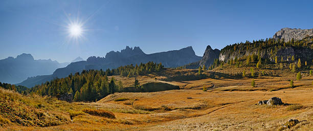 croda da lago panorama (доломиты-италия) - day autumn beauty in nature belluno стоковые фото и изображения