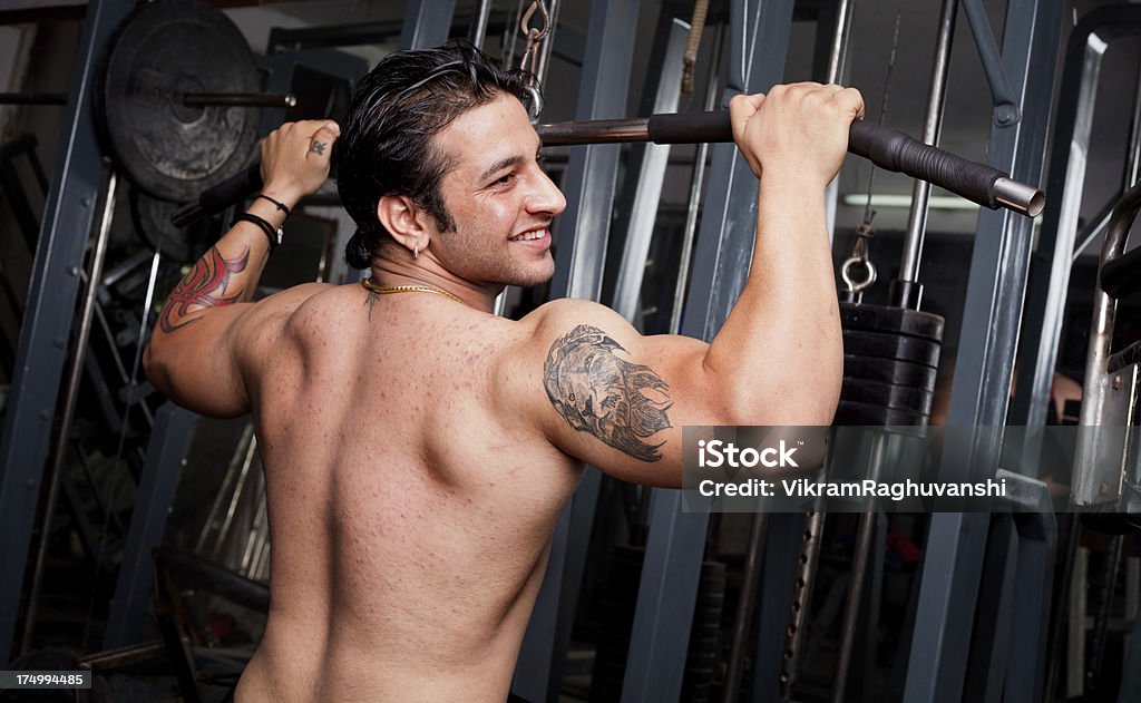 Forte asiático indiano homem exercitar no ginásio - Royalty-free 20-24 Anos Foto de stock