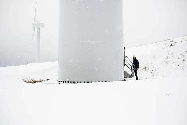 ingénieur d'accès de l'éolienne. - engineer wind turbine alternative energy energy photos et images de collection