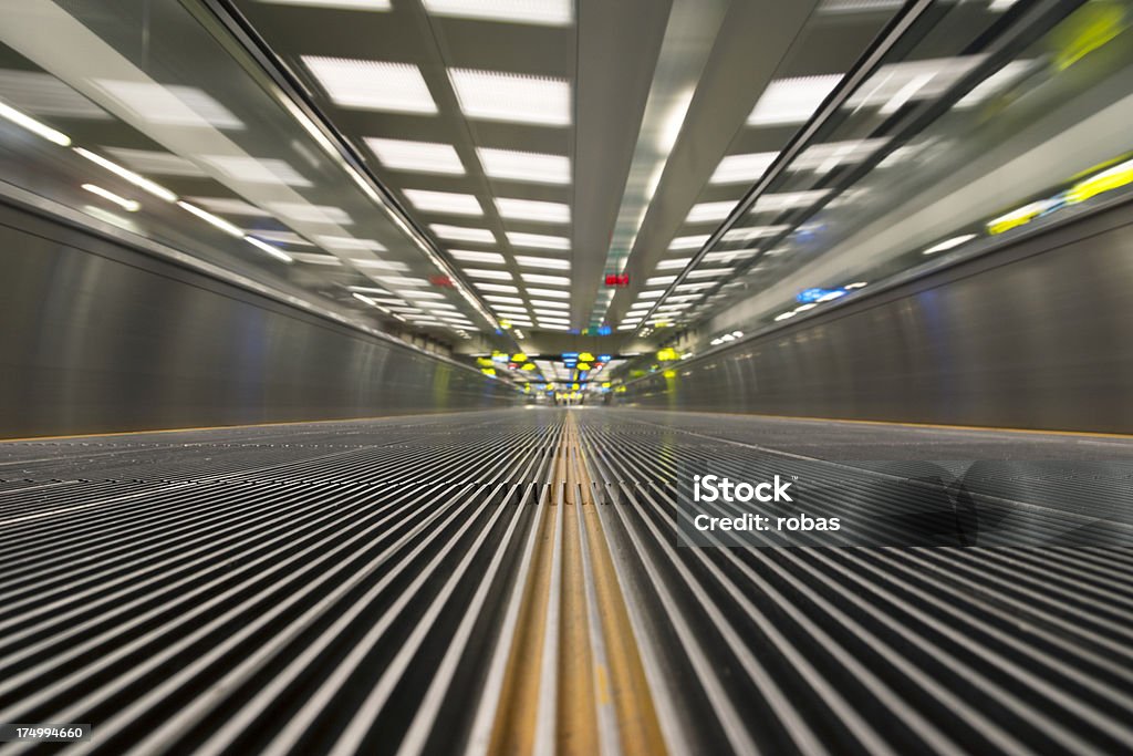 Passerella scorrevole in aeroporto, basso angolo di visualizzazione - Foto stock royalty-free di Aeroporto