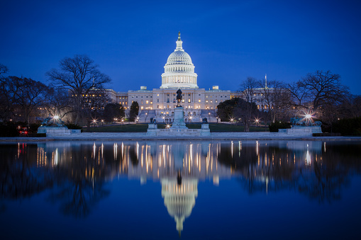 EE. UU. Capitolio por la noche, con la reflexión sobre hielo photo