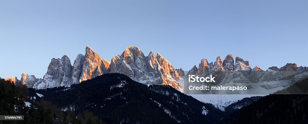 Las montañas, coronadas de nieve al atardecer - Foto de stock de Alpes Dolomíticos libre de derechos