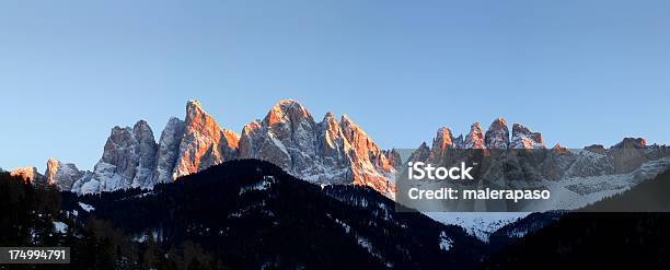 Las Montañas Coronadas De Nieve Al Atardecer Foto de stock y más banco de imágenes de Alpes Dolomíticos - Alpes Dolomíticos, Invierno, Alpes Europeos