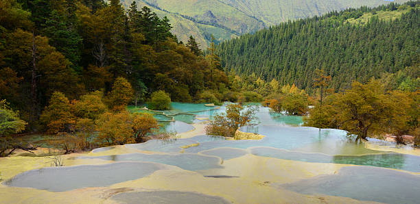 parque nacional huanglong cerca de jiuzhaijou sichuan, china - jiuzhaigou national park jiuzhaigou national park unesco world heritage site fotografías e imágenes de stock