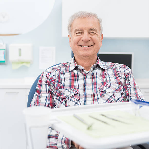 happy senior patient de dentiste - hhp5 photos et images de collection