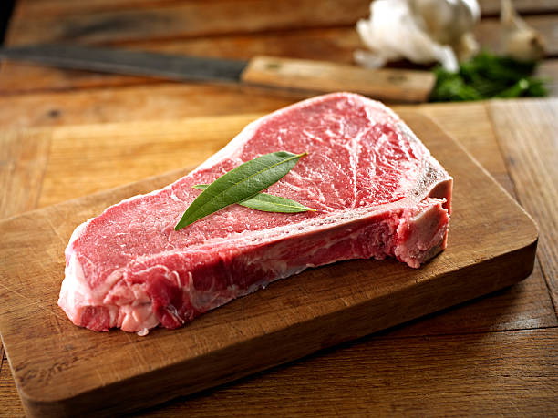 bistecca cruda - strip steak immagine foto e immagini stock