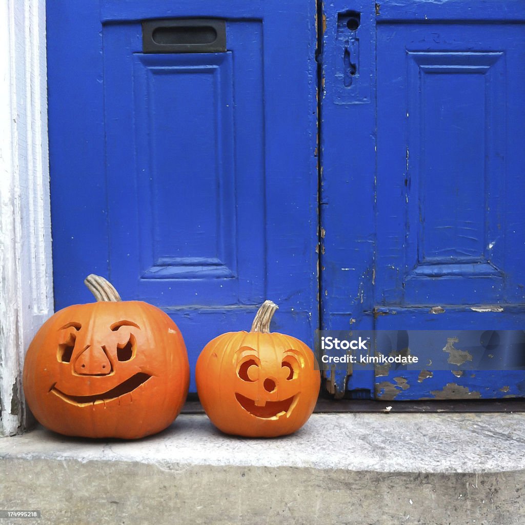dessus de citrouilles d'Halloween à la porte - Photo de Lanterne d'Halloween libre de droits